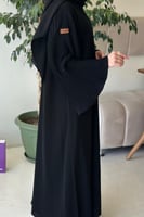 عباية كريب باكمام مموجة