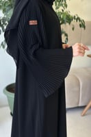 عباية كريب باكمام مموجة