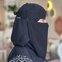 نقاب القمر وسط