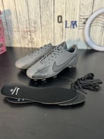 حذاء كورة القدم رصاصي حبوب ماستر كواليتي