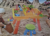 طاولة لعب رمل وماء + مجسمات