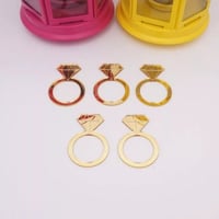 اكريلك على شكل خاتم يمكن الكتابه داخل حلقه الخاتم...