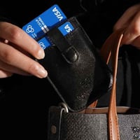 محفظة بطاقات أسود