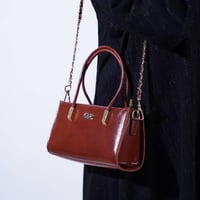 شنطه بهيرة جلد طبيعي حجم وسط لون بني نبيذي