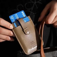 محفظة بطاقات بني فاتح