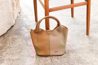 شنطة بهيرة جلد طبيعي وسط