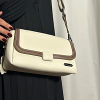 شنطة بهيرة وسط جلد طبيعي مع سير طويل وقصير