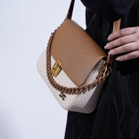 شنطه كتف نسائية بهيرة بيج وسط