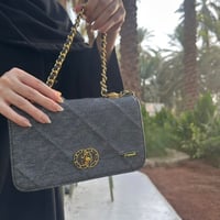 شنطة صغيره بسلسال ذهبي