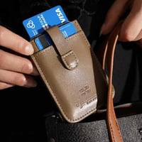 محفظة بطاقات بني فاتح