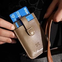 محفظة بطاقات بني فاتح