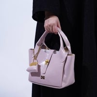 شنطة بهيرة حجم وسط جلد لامع