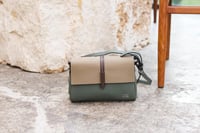 شنطة بهيرة حجم وسط جلد طبيعي