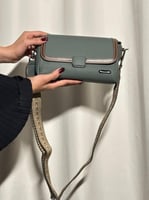 شنطة بهيرة وسط جلد طبيعي مع سير طويل وقصير