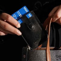 محفظة بطاقات أسود