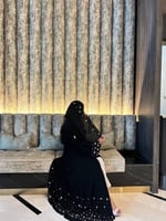 عبايه ترتر ورد تُوليب اللون بين الوردي والنحاسي