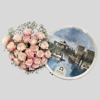 باب شرقي بقلاوة مع باقة ورد مع قاعدة