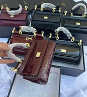 عنابي مربعات