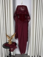 فستان سهرة برغندي مخمل مع وشاح دانتيل فاخر