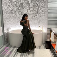 فستان سهرة زيتوني بكتف مكشوف واسع