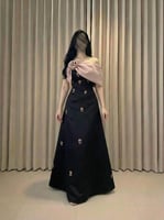 فستان سهرة أسود بكتف وردة