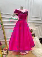 فستان سهرة ميدي مكشكش بكتف مكشوف