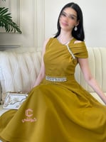 فستان كموني بزخارف كريستالية أنيقة