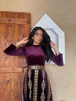 جلابية مخمل داكن مع تطريز ذهبي وطرحة