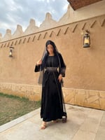 جلابية سوداء أنيقة مزخرفة بنقوش تراثية من كيوتشي