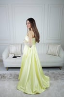 5 أسباب لاختيار فستان سهرة أصفر فخم من كيوتشي