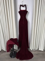 فستان سهرة عودي مخمل بدانتيل وكمّ منفصل فاخر