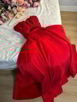 فستان سهرة أحمر شانتون منفوش بتصميم فاخر