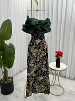 فستان سهرة زيتي مطرَّز بزخارف زهرية فاخرة من CUTEC...