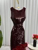 فستان سهرة ترتر عنابي بقصة صدر دائرية وتفصيل ورود...