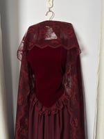 فستان سهرة برغندي مخمل مع وشاح دانتيل فاخر