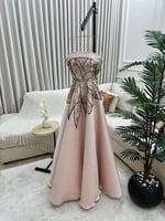 فستان سهرة وردي فاتح بأكتاف مكشوفة وتطريز فاخر من...