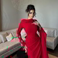 فستان سواريه أحمر بلمسة فاخرة