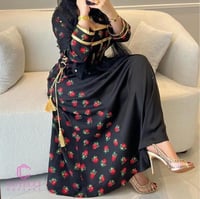 جلابية فراولة مطرزة وصدر ربط من كيوتشي