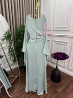 جلابية انسيابية مطرزة بلمسة تراثية عصرية