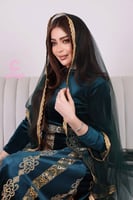 جلابية مخمل داكن مع تطريز ذهبي وطرحة