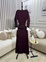 فستان سهرة عنابي بتفاصيل بيضاء راقية