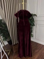 فستان مخمل عنابي مطرز للسهرة الشتوية