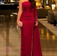 فستان سواريه أحمر مطرز بشال جانبي