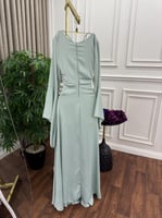 جلابية انسيابية مطرزة بلمسة تراثية عصرية