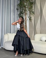 فستان سهرة أسود وأبيض بتصميم فاخر