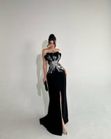 فستان سهرة أسود مطرز بزهرة لامعة