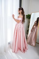 فستان سهرة وردي ميكادو بقصة صدر ملكية