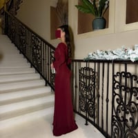 فستان برغندي العيد ساتر بتفاصيل أنيقة من كيوتشي CU...