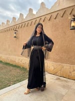 جلابية سوداء أنيقة مزخرفة بنقوش تراثية من كيوتشي