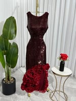 فستان سهرة ترتر عنابي بقصة صدر دائرية وتفصيل ورود...